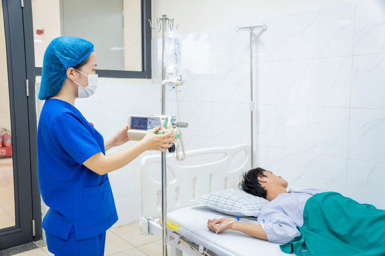 Chăm sóc bệnh nhân phản vệ do ong đốt - Ảnh BVCC bn-19-1.jpg