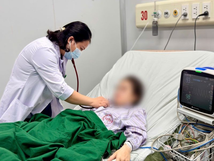 Thăm khám cho thai phụ mang thai mắc lao - Ảnh BVCC thai-phu-3.jpg
