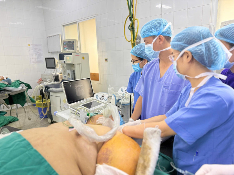 Ê- kíp thực hiện gây tê cho bệnh nhân - Ảnh BVCC gay-te-1.jpg