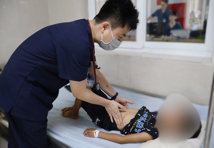 Thăm khám cho trẻ bị ong đốt - Ảnh BVCC ong-vo-re.jpg