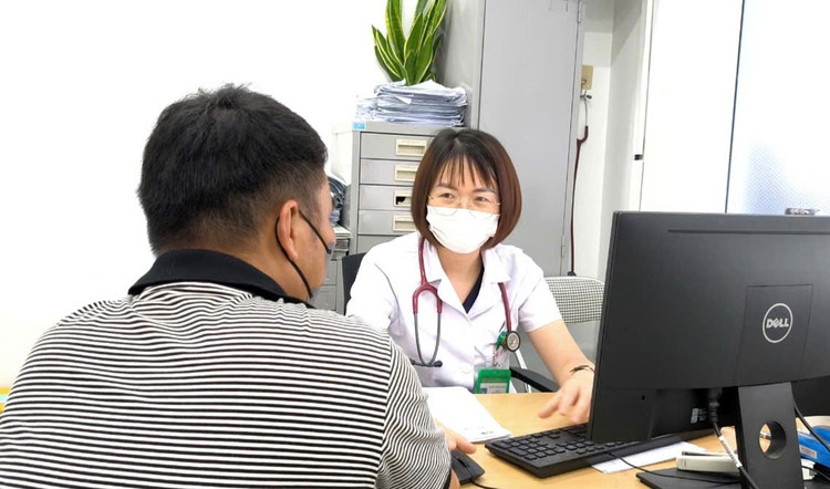 Bác sĩ tư vấn cho bệnh nhân - Ảnh BVCC san-day-1.jpg