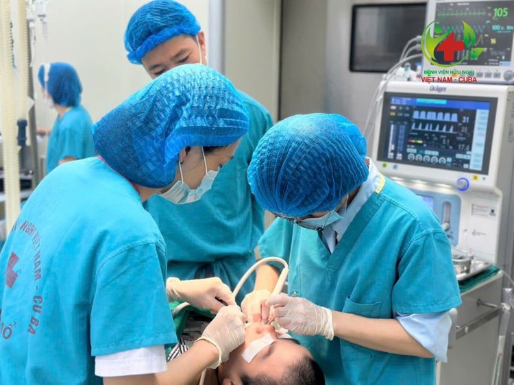 Điều trị răng cho bệnh nhi - Ảnh BVCC rang-1-9712.jpg