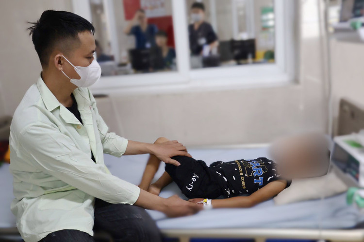 Trẻ 7 tuổi bị ong đốt điều trị tại bệnh viện - Ảnh BVCC ong-vo-ve-1.jpg