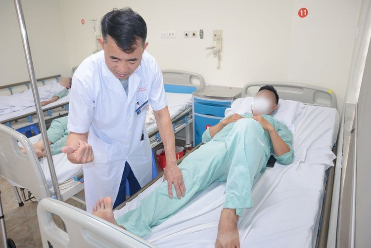 Kiểm tra chức năng vận động chân cho bệnh nhân - Ảnh BVCC phun-thuoc-1.jpg