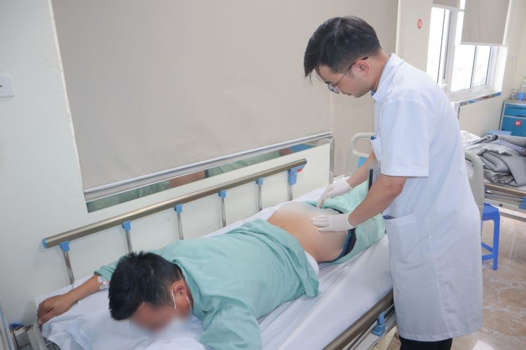 Thăm khám cho bệnh nhân có nhiều vết chém vùng mông - Ảnh BVCC phun-thuoc-2.jpg