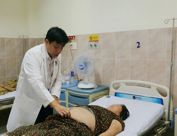Bác sĩ thăm khám cho bệnh nhân - Ảnh BVCC ruot-treo.jpg