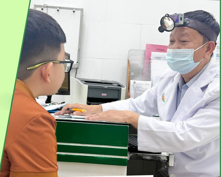 BSCK2 Quách Ngọc Minh thăm khám và tư vấn cho bệnh nhi - Ảnh BVCC tai-1.jpg