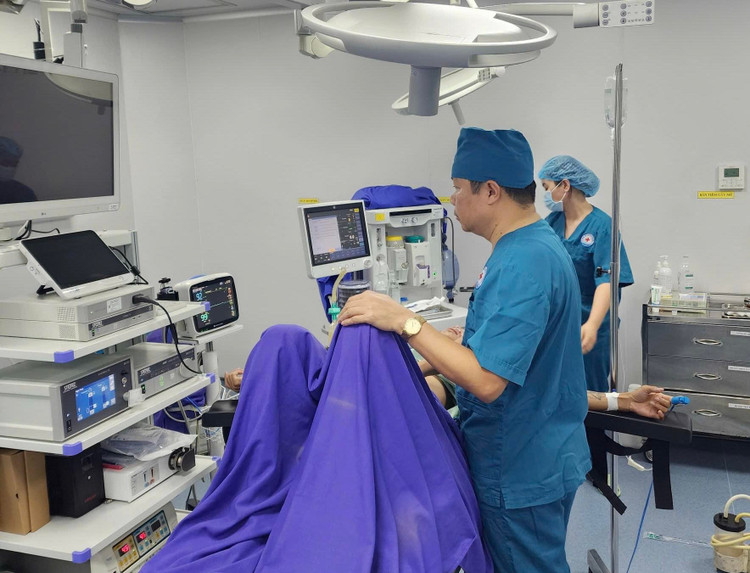 Cấp cứu cho bệnh nhân - Ảnh BVCC bao-viem-ruot.jpg