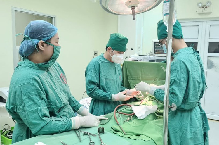 Phẫu thuật cho trẻ 4 tuổi văng khỏi xe máy xuống nền đất vỡ gan, lách đe dọa tính mạng - Ảnh BVCC tren-vo-gan.jpg