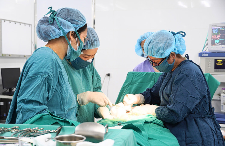 Ca phẫu thuật lấy thai chủ động cho sản phụ - Ảnh BVCC rau-tien-dao-1.jpg