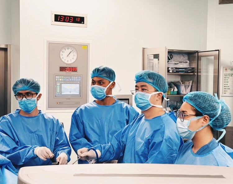 Ê - kíp nội soi cắt u gan khổng lồ cho bệnh nhân - Ảnh BVCC anh-1-2.jpg