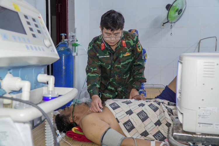 Thăm khám cho bệnh nhân - Ảnh BVCC dao-6.jpg