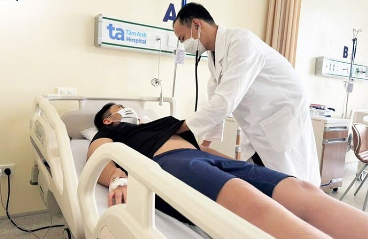 Bác sĩ Tuấn đang khám cho bệnh nhi - Ảnh BVCC an-che.jpg