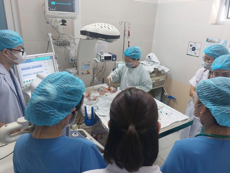 Trẻ được chuyển sang máy thở tần số cao - Ảnh BVCC may-tho.jpg