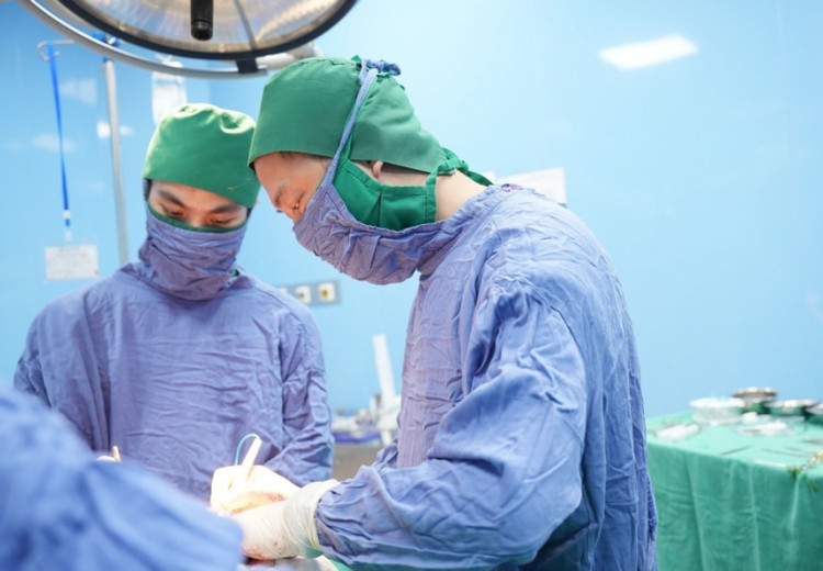 Phẫu thuật cắt bỏ u kết hợp tạo hình khuyết hổng dái tai tại Bệnh viện Bãi Cháy - Ảnh BVCC u-tai-1.jpg