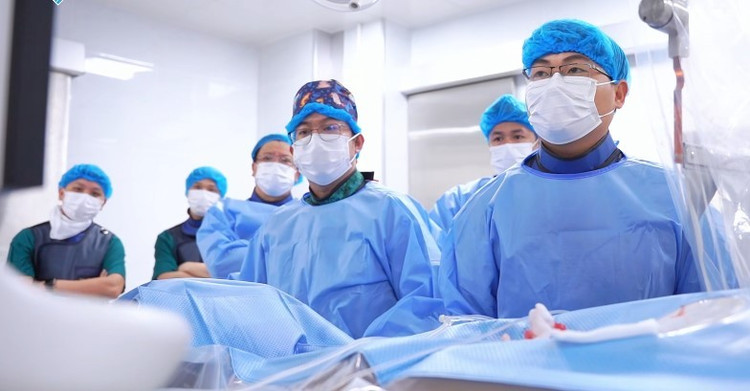 Ê - kíp can thiệp cho bệnh nhân - Ảnh BVCC ngung-timnh1.jpg