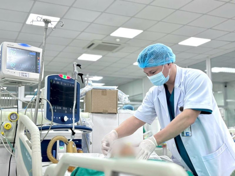 BS Thành thăm khám cho người bệnh - Ảnh BVCC bom-nao.jpg
