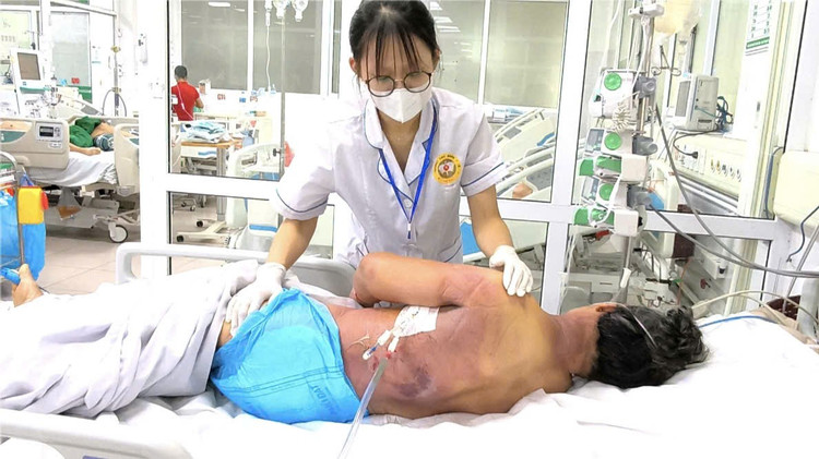 Thăm khám cho bệnh nhân - Ảnh BVCC hoai-tu-tiem1.jpg