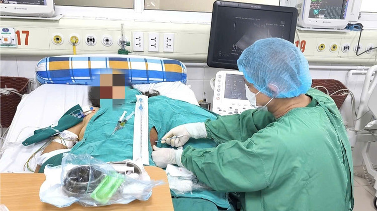 Dẫn lưu ổ áp xe cho bệnh nhân - Ảnh BVCC hoai-tu-tiem-2.jpg