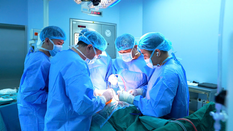 Phối hợp đa chuyên khoa để tiến hành phẫu thuật cho bệnh nhân - Ảnh BVCC tai-phat2.jpg