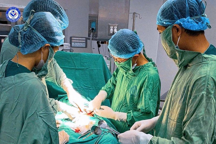 Ê-kíp các bác sĩ tại Bệnh viện Phụ sản Trung ương thực hiện mổ lấy thai cho sản phụ N.T.U.Liên - Ảnh BVCC kep-san-phu-2.jpg