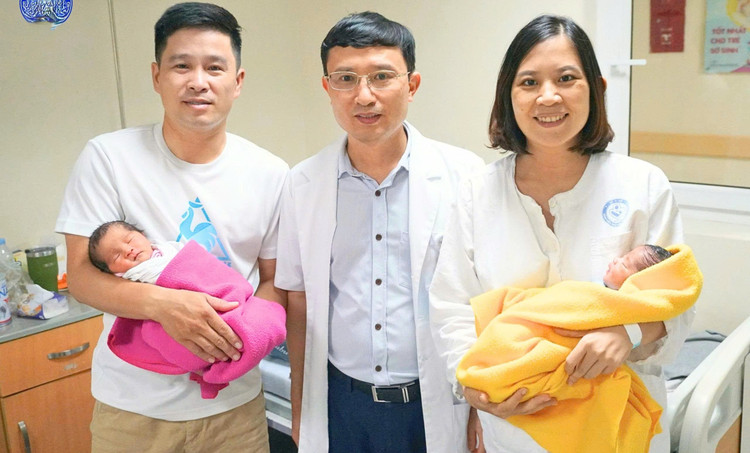 Gia đình chị Liên chụp ảnh kỷ niệm cùng BSCKII. Đặng Quang Hùng – người trực tiếp thực hiện theo dõi thai kỳ và mổ lấy thai cứu sống ba mẹ con - Ảnh BVCC kep-san-phu.jpg
