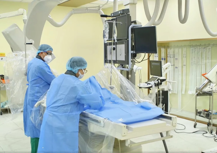 Ê- kíp thực hiện nút mạch cho bệnh nhân - Ảnh BVCC anh-chup-man-hinh-2025-09-16-075127.jpg