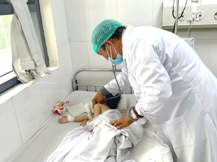 Thăm khám cho trẻ sau phẫu thuật - Ảnh BVCC toc-may.jpg
