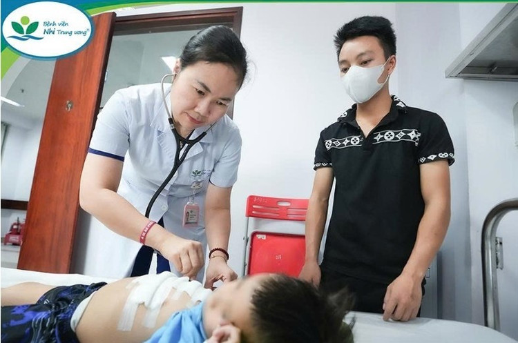 BSCKII Lê Thị Phượng, Trung tâm Tim mạch – thăm khám cho trẻ trước khi ra viện - Ảnh BVCC tu-chan-6.jpg
