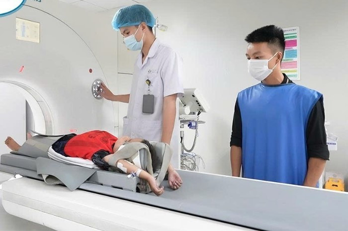 Trẻ được thăm khám tại Bệnh viện Nhi Trung ương - Ảnh BVCC tu-chan-2.jpg