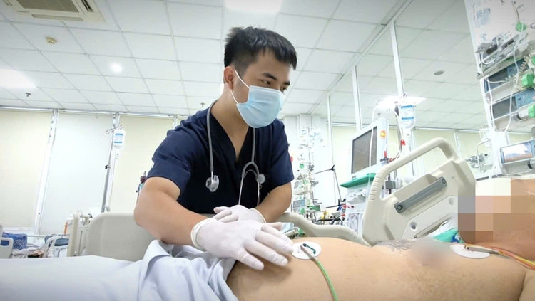 Thăm khám cho người bệnh sốc do sốt rét - Ảnh BVCC sot-ret-1.jpg