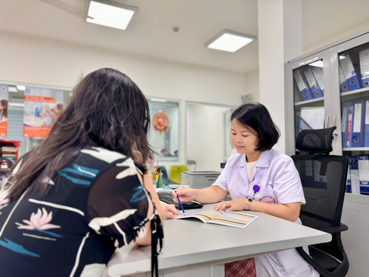 BSCKII Nguyễn Nguyên Huyền thăm khám và tư vấn cho bệnh nhân - Ảnh BVCC beh.jpg