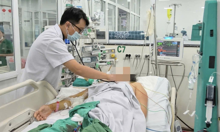 Thăm khám cho người bệnh - Ảnh BVCC nkh-2.jpg