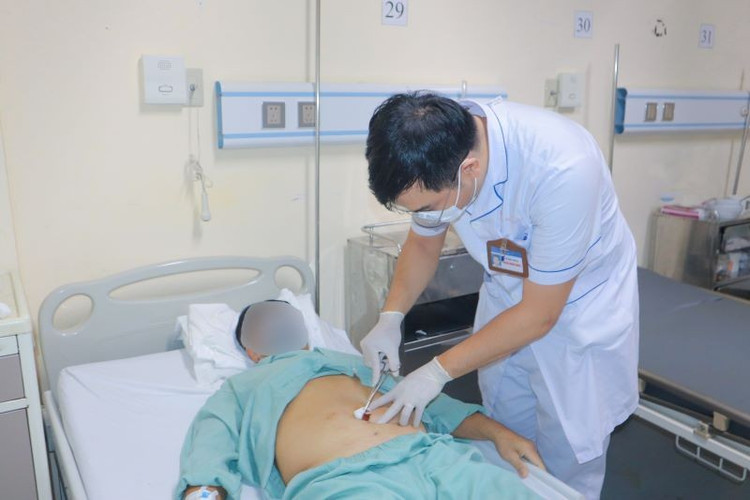 Kiểm tra vết mổ cho người bệnh sau phẫu thuật - Ảnh BVCC 3-khoi-1.jpg