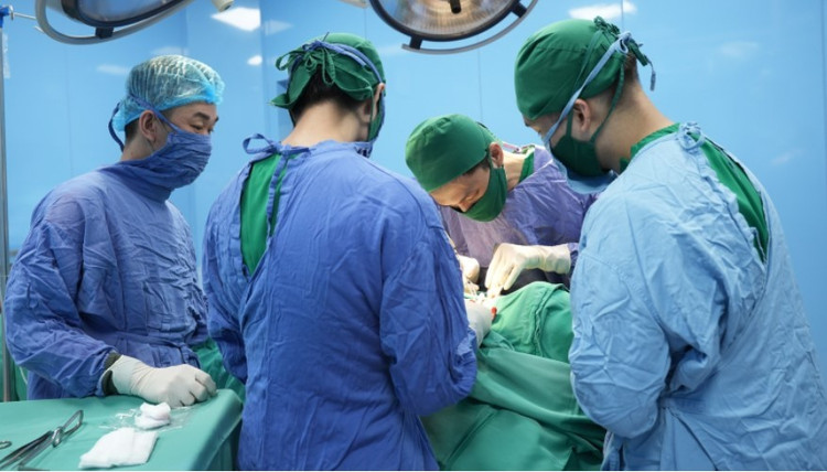 Phẫu thuật cho bệnh nhân bị tái phát ung thư tuyến giáp - Ảnh BVCC tai-phat-ut-tg.jpg