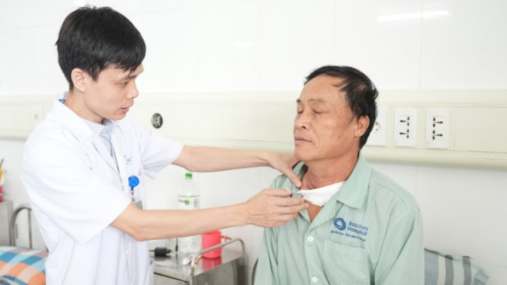 Bác sĩ CKI Doãn Chiến Thắng thăm khám và tư vấn cho bệnh nhân sau phẫu thuật - Ảnh BVCC tai-phat-tg.jpg