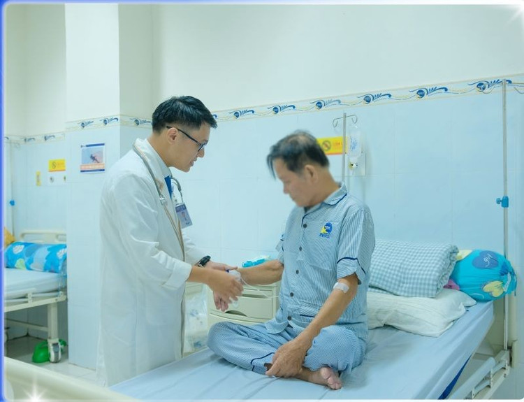 Thăm khám cho bệnh nhân - Ảnh BVCC 504328358-1205258671393091-8994978842508171768-n.jpg
