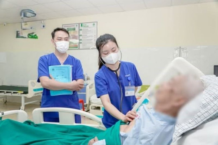 Thăm khám cho cụ ông 95 tuổi sau 15 ngày hồi sức tích cực - Ảnh BVCC soc-nhiem-khuan1-6530.jpg