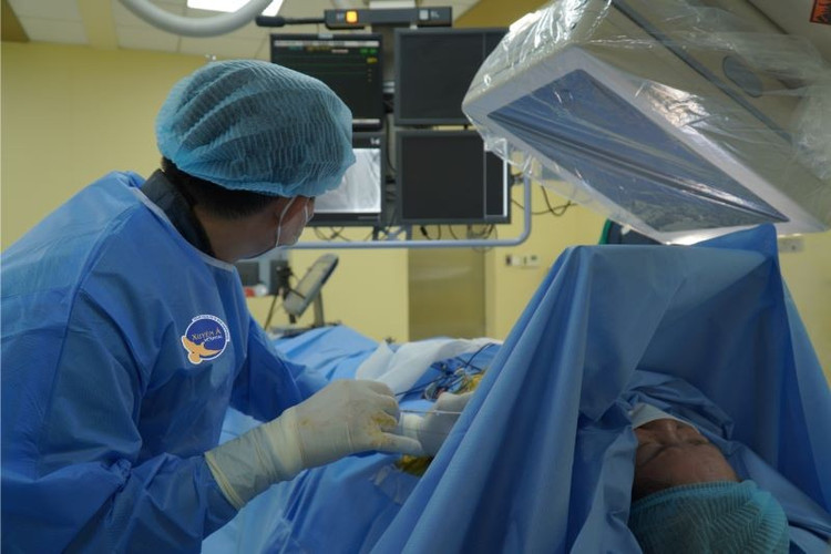 Phẫu thuật đặt máy tạo nhịp cho bệnh nhân - Ảnh BVCC nhip-tim.jpg