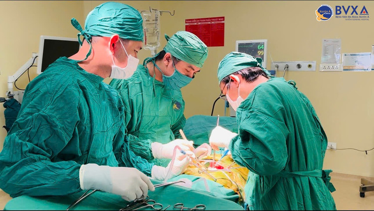 Ca phẫu thuật lấy sỏi thận cho bệnh nhân - Ảnh BVCC soi-san-ho.jpg