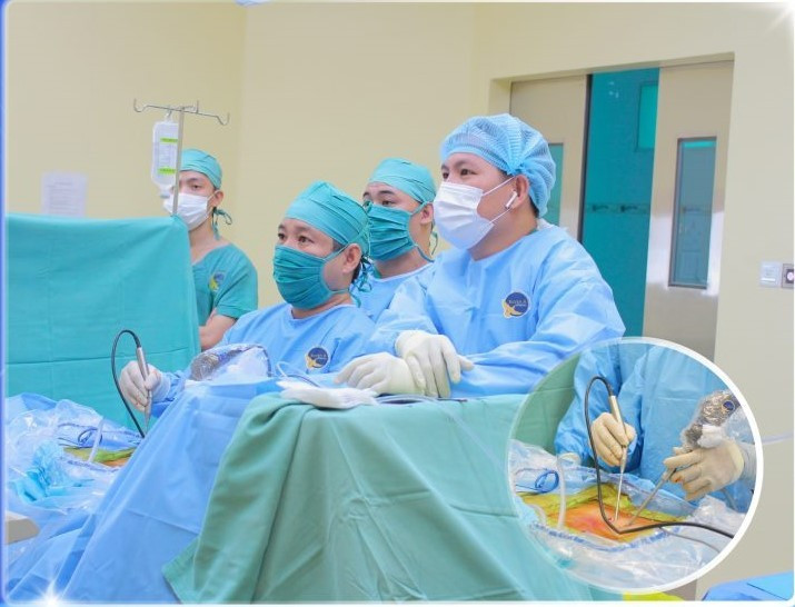 Hình ảnh ê-kíp phẫu thuật cho bệnh nhân thoát vị đĩa đệm - Ảnh BVCC thoat-vi-tai-xe1.jpg