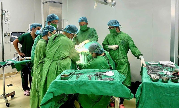 Sự sống tính bằng phút, các bác sĩ thần tốc cứu bệnh nhân - Ảnh BVCC tu-cung.jpg