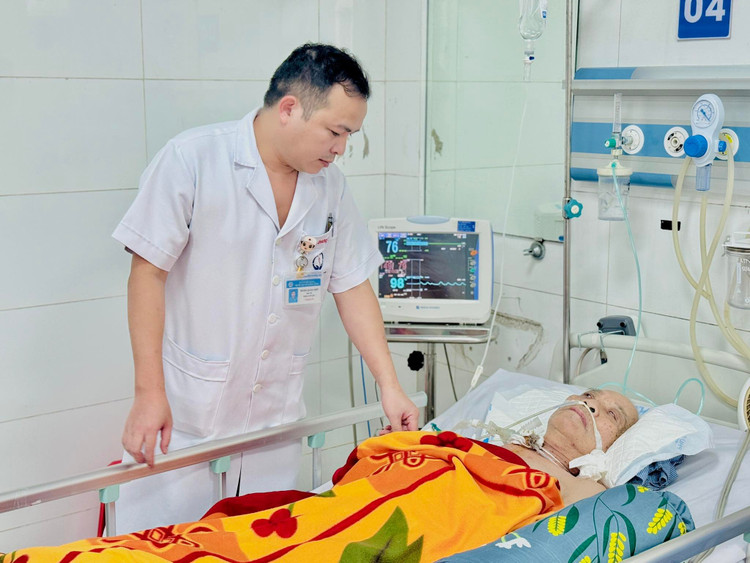 Thăm khám cho bệnh nhân viêm não tại bệnh viện - Ảnh BVCC viem-nao1.jpg