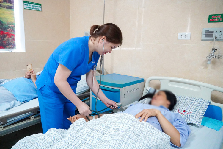 Thăm khám cho bệnh nhân - Ảnh BVCC vo-tu-cung-1.jpg