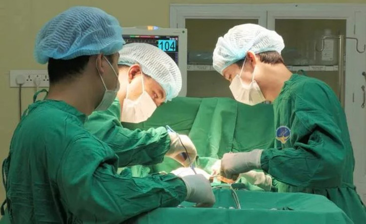 Một phụ nữ phải cắt bỏ 2 vú vì dùng ong đốt chữa ung thư vú. Ảnh: BVCC utv-di-can-ong-dot.jpg