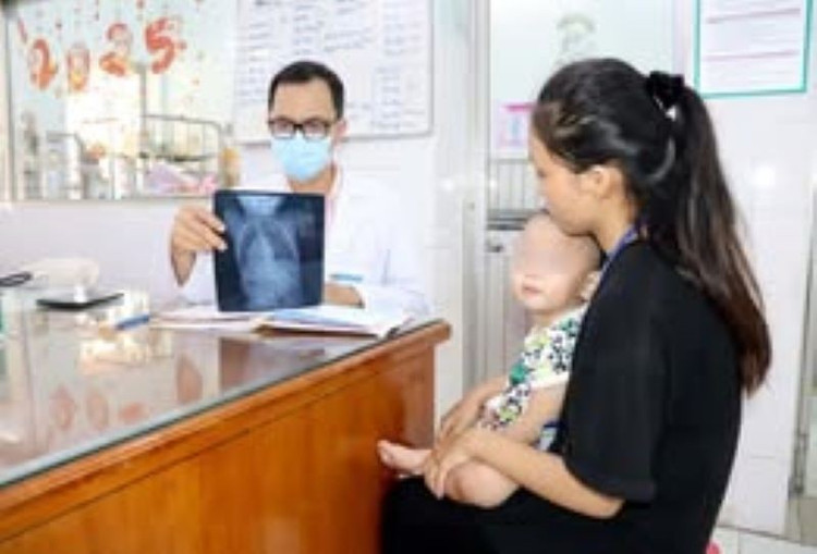 Bác sĩ thăm khám và tư vấn cho gia đình - Ảnh BVCC kim-bang-5-6938.jpg