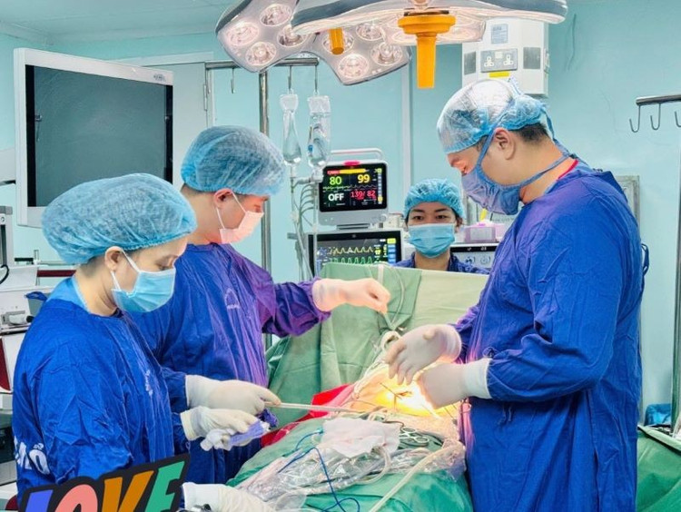 Ê - kíp phẫu thuật cho cụ ông 80 tuổi - Ảnh BVCC thung-ruot-9498.jpg