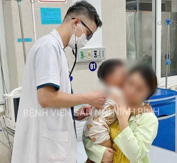 Thăm khám cho trẻ nhỏ bị ngộ độc khí trong ô tô - Ảnh BVCC ngo-doc-khi-1.jpg
