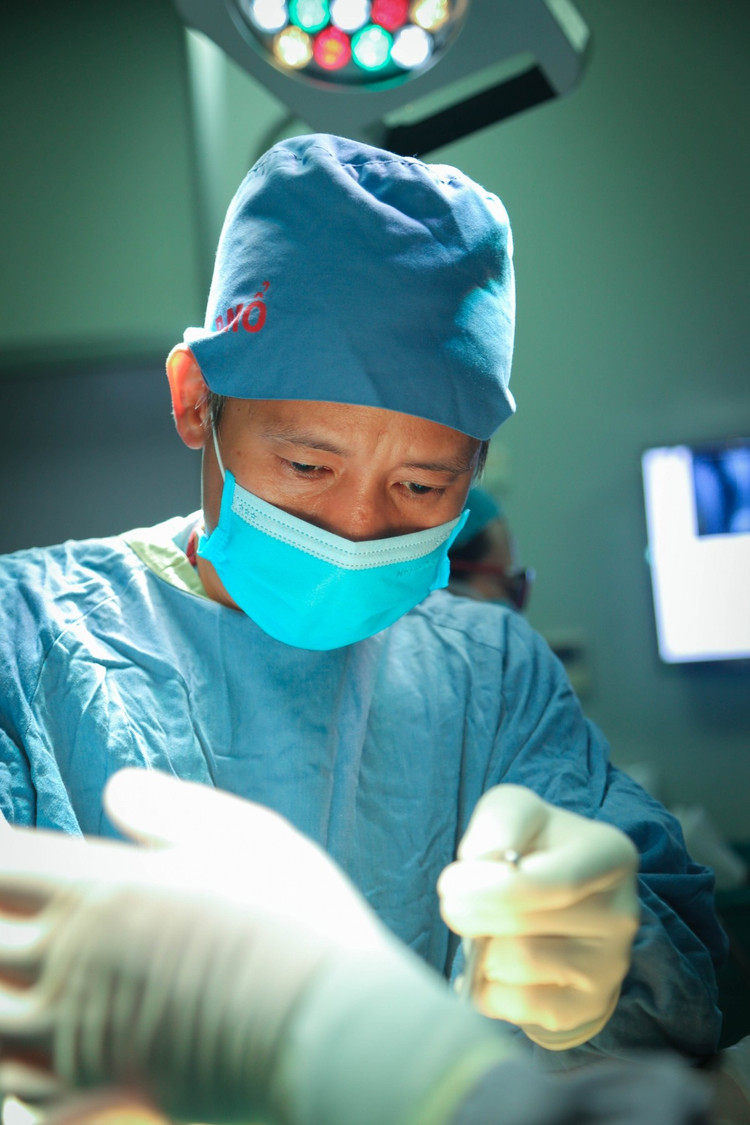 Ca mổ do PGS.TS Nguyễn Mạnh Khánh cùng ê-kíp thực hiện - Ảnh BVCC ca-phau-thuat-db-2.jpg