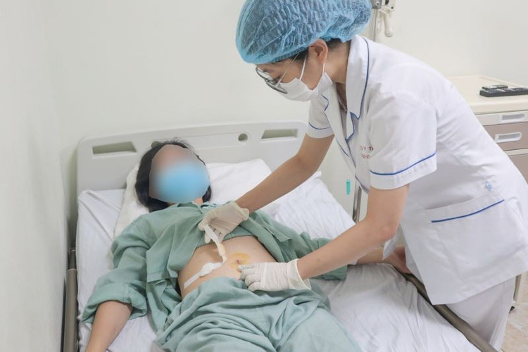 Nữ bệnh nhân lựa chọn từ Nga về Việt Nam để gắp sỏi túi mật - Ảnh BVCC tu-nga-1.jpg